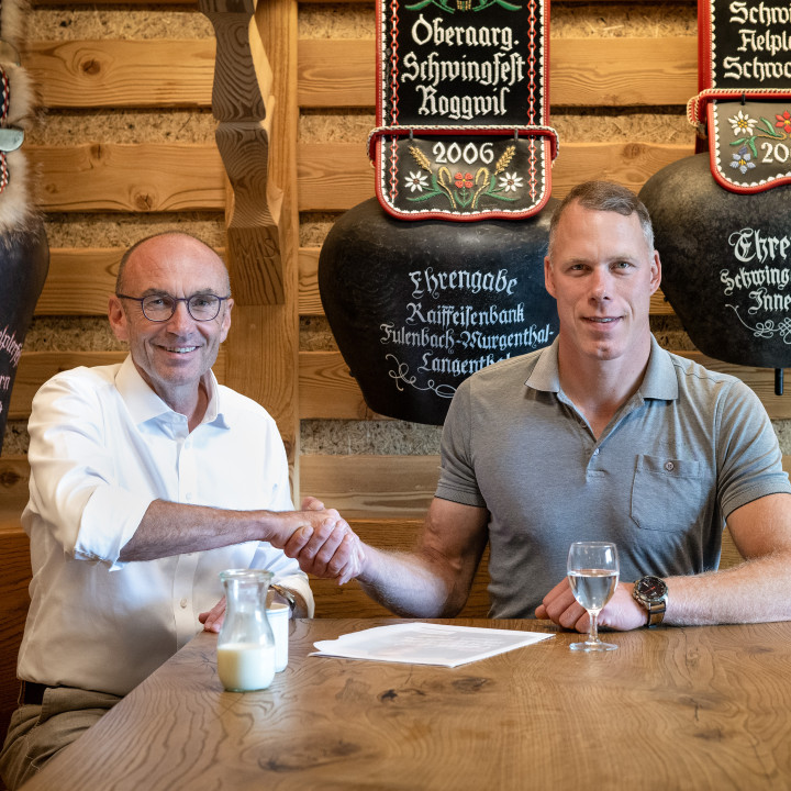 Geschäftsleiter der emmental versicherung Christian Rychen und Schwingerkönig Matthias Sempach geben sich die Hand und besiegeln die gemeinsame Partnerschaft.